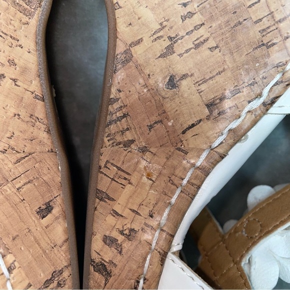 b.o.c Evita Strappy Wedge Sandal White with Buckle Closure Floral T-Strap Size 8 - Picture 9 of 12